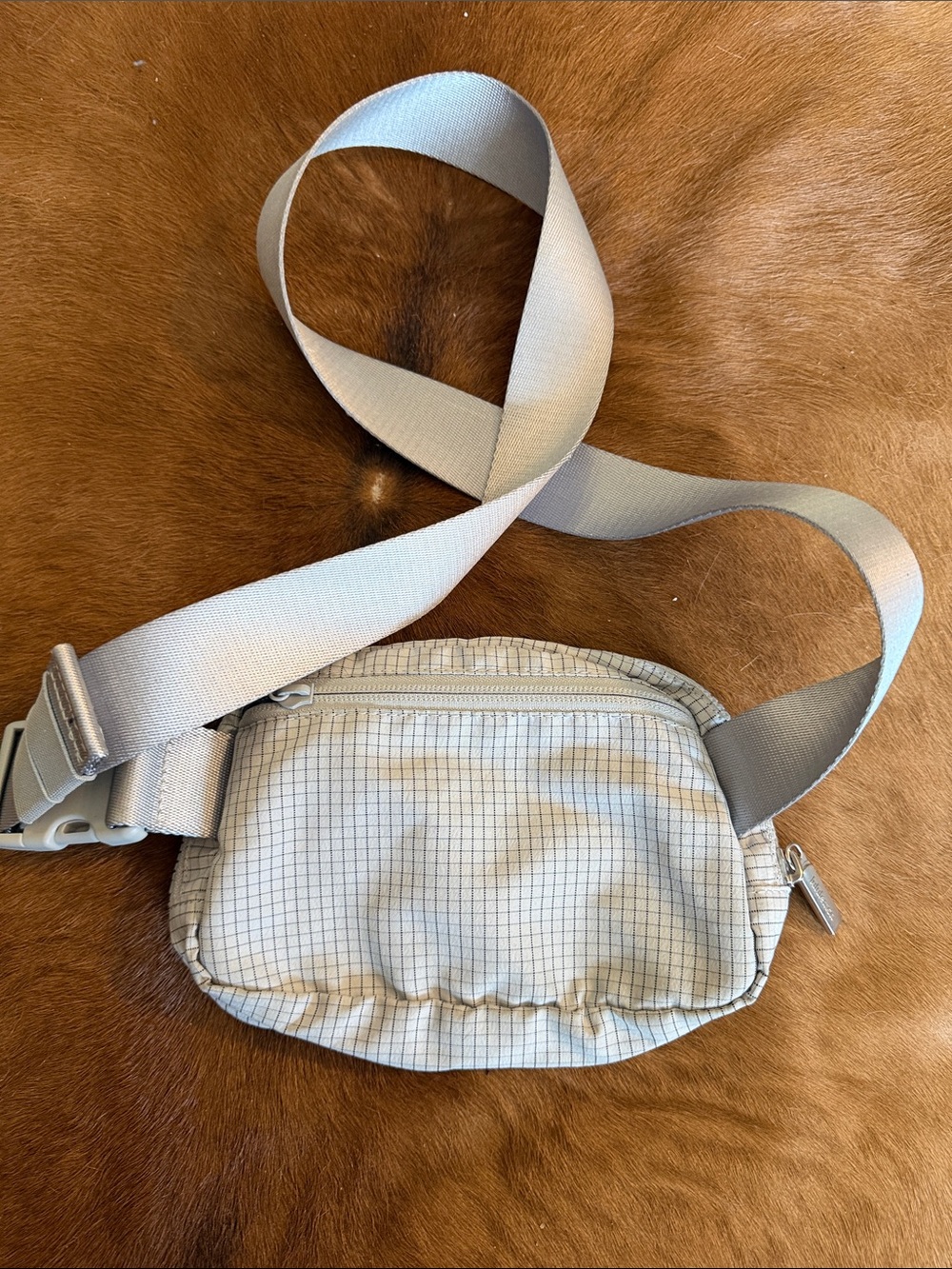 Lululemon Everywhere Belt Bag 1l Volume (7.5”X2”X5”) Seal Grey Seal/Ggre 83265 View 4
